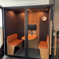 1422053-4 Mötesbås 4 pers - Mutebox Meet Connect med bildskärm och högtalare för videomöten