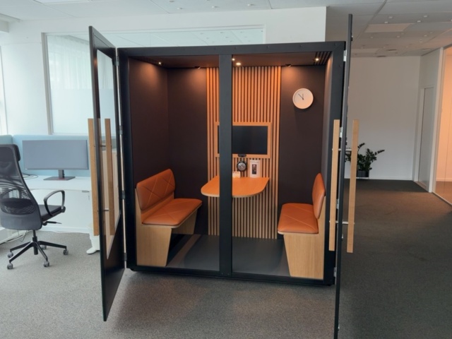 1422053-6 Mötesbås 4 pers - Mutebox Meet Connect med bildskärm och högtalare för videomöten