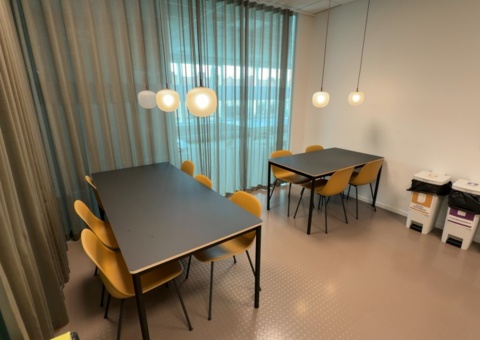 2 st Köksbord och 10st stolar, 5 st lampor