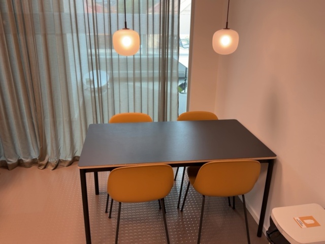 1422054-4 2 st Köksbord och 10st stolar, 5 st lampor