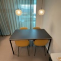 1422054-5 2 st Köksbord och 10st stolar, 5 st lampor