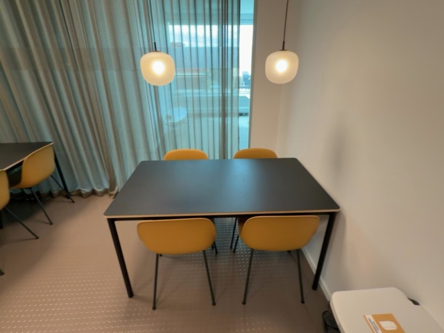 1422054-5 2 st Köksbord och 10st stolar, 5 st lampor