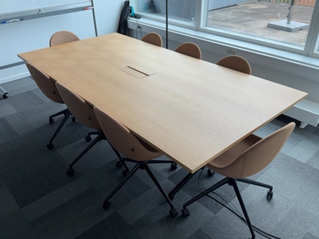 1422055-2 Konferensbord med 8 st stolar