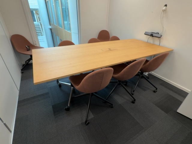 1422056-2 Konferensbord med 6 st stolar