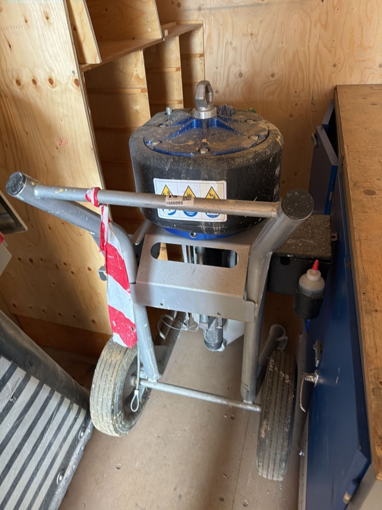1566005-1 Mixing/spraying equipment with cart - Graco King XL60-220