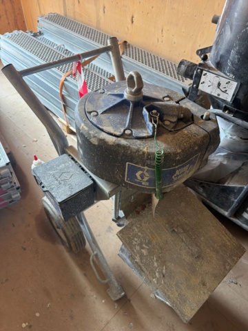 1566005-3 Mixing/spraying equipment with cart - Graco King XL60-220