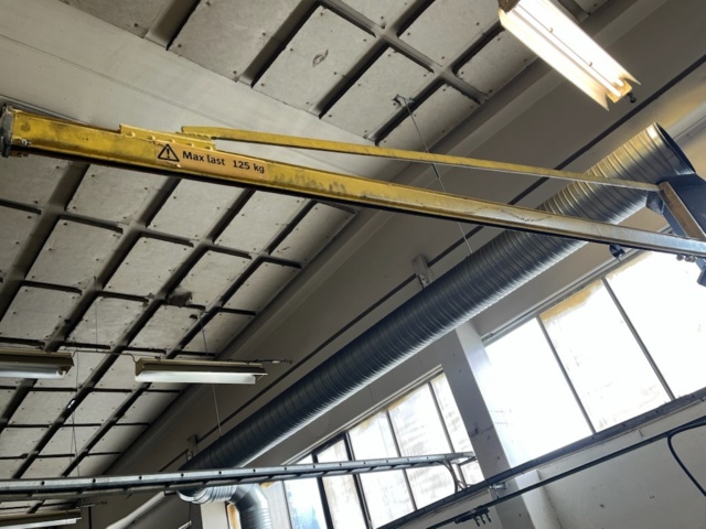 1571425-3 Traverse tower with swing arm