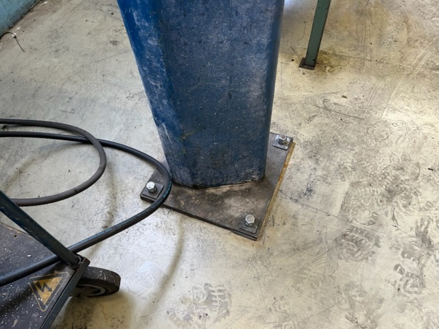 1571425-6 Traverse tower with swing arm