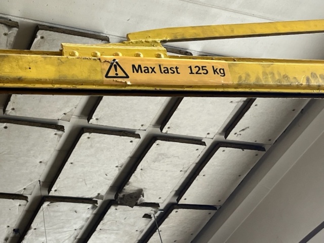1571425-7 Traverse tower with swing arm