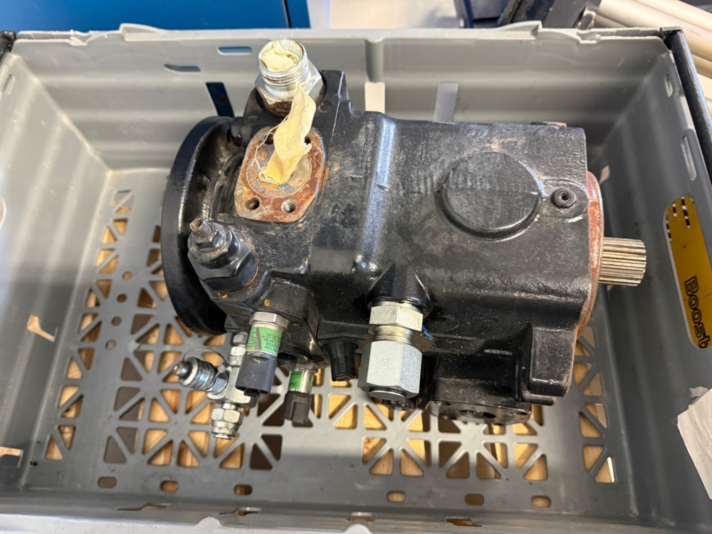 1352403-1 Hydraulpump till traktorgrävare JCB409