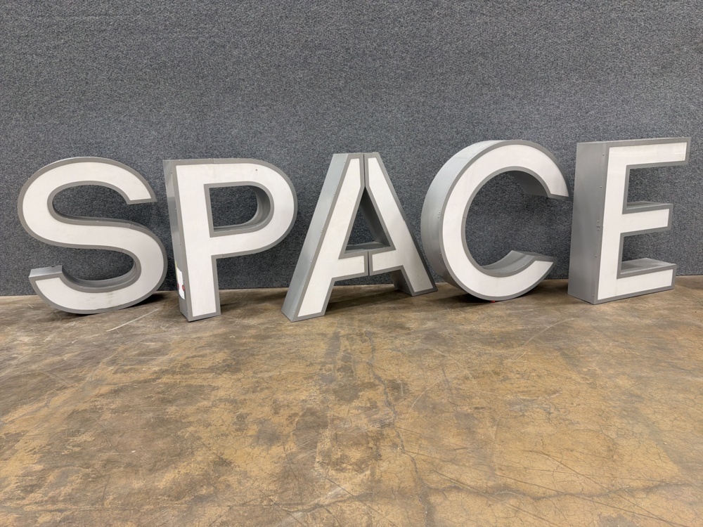 1570645-1 Skylt "SPACE"