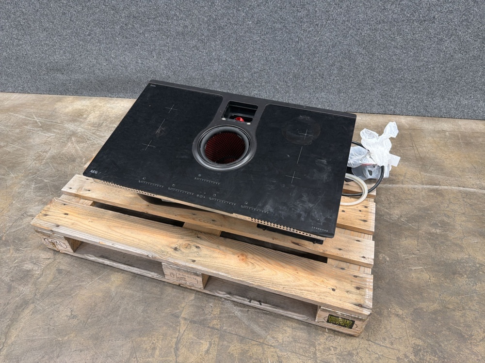 1578117-1 Induktionshäll AEG 82 cm med inbyggd fläkt