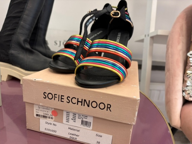 1575854-7 Lot of 50 pairs of pants, 9 pairs of shoes and belts