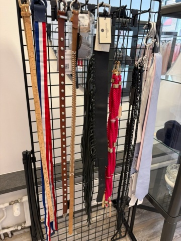 1575854-3 Lot of 50 pairs of pants, 9 pairs of shoes and belts