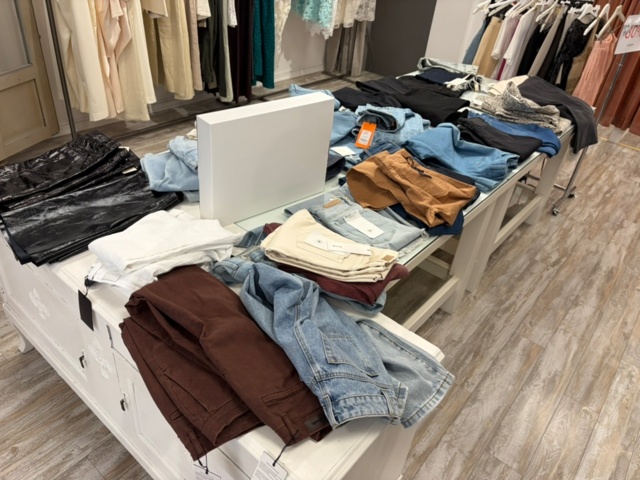 1575854-2 Lot of 50 pairs of pants, 9 pairs of shoes and belts