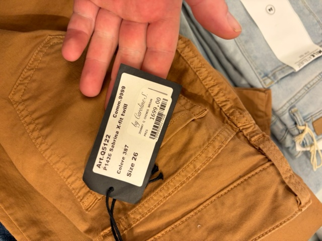1575854-18 Lot of 50 pairs of pants, 9 pairs of shoes and belts