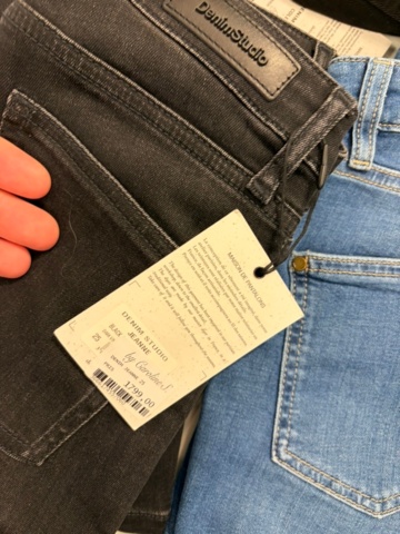 1575854-21 Lot of 50 pairs of pants, 9 pairs of shoes and belts