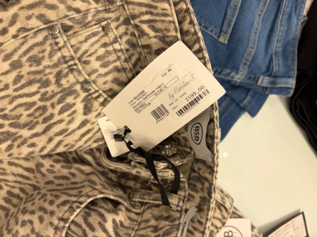 1575854-22 Lot of 50 pairs of pants, 9 pairs of shoes and belts