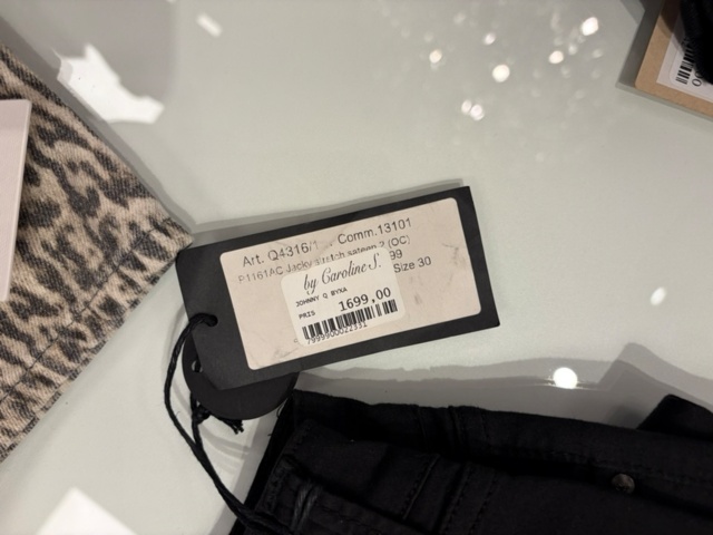 1575854-23 Lot of 50 pairs of pants, 9 pairs of shoes and belts