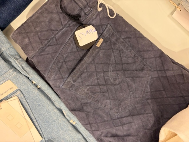 1575854-25 Lot of 50 pairs of pants, 9 pairs of shoes and belts