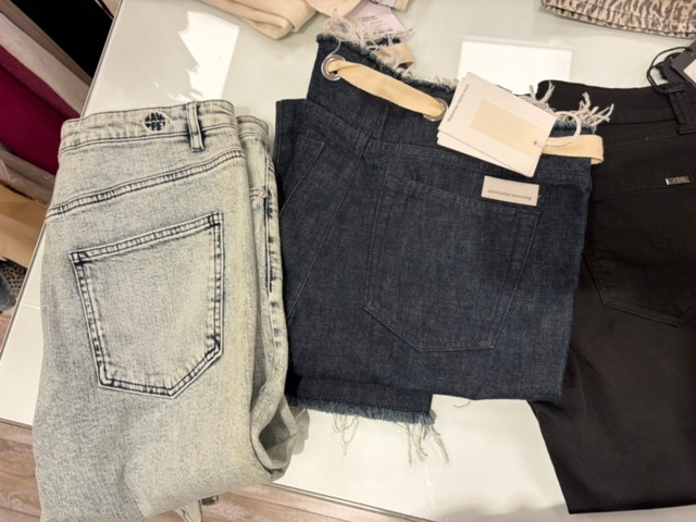 1575854-26 Lot of 50 pairs of pants, 9 pairs of shoes and belts