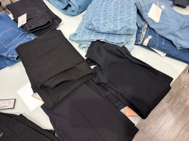 1575854-27 Lot of 50 pairs of pants, 9 pairs of shoes and belts