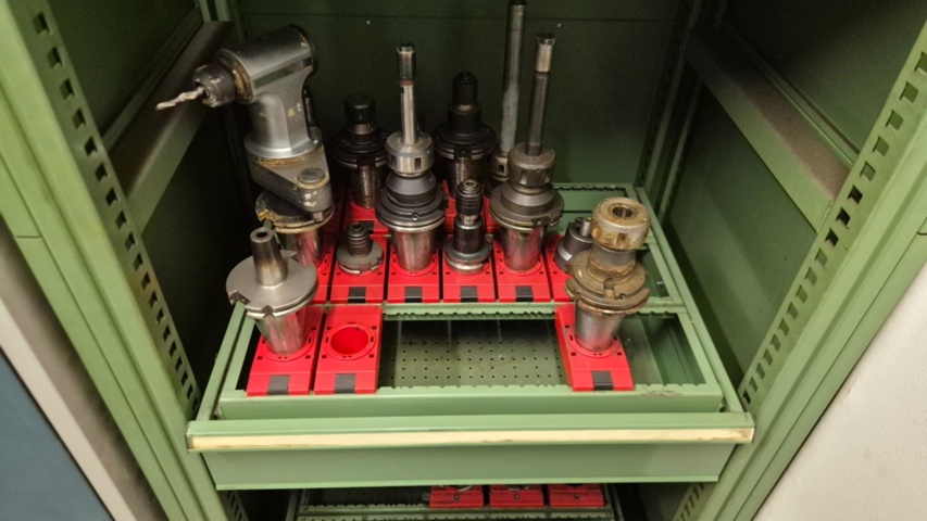 1571395-4 Sheet metal cabinet with drawers and processing tools