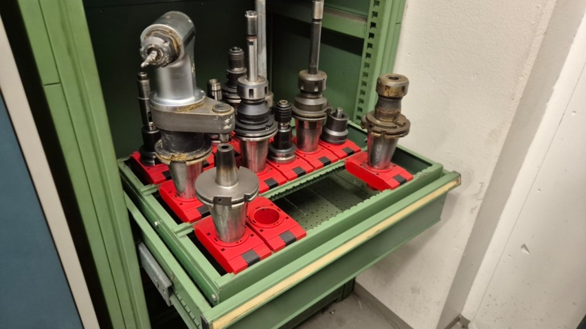 1571395-5 Sheet metal cabinet with drawers and processing tools