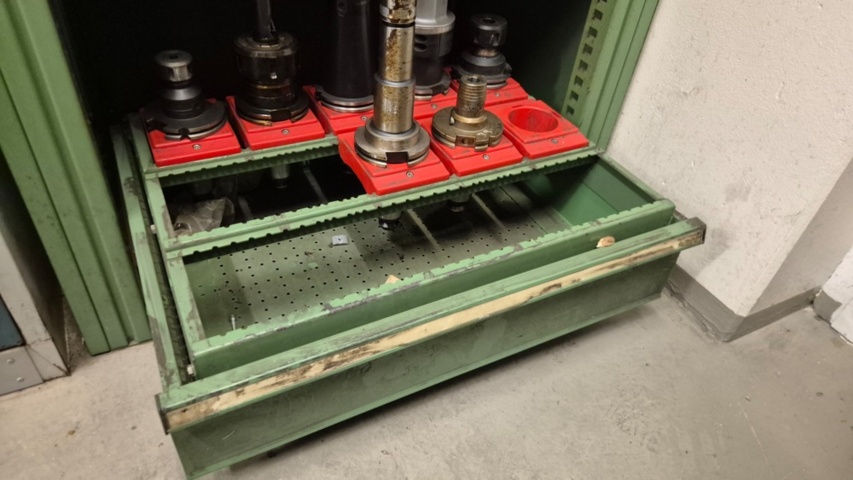 1571395-6 Sheet metal cabinet with drawers and processing tools