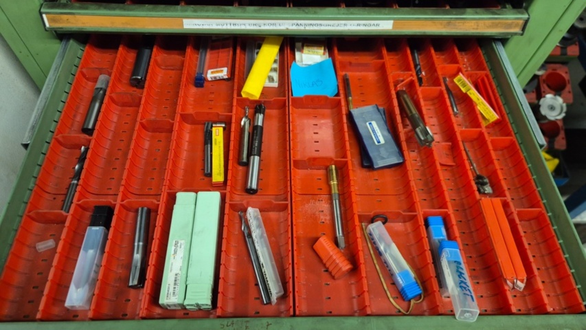 1571392-7 (105) metal cabinet with contents