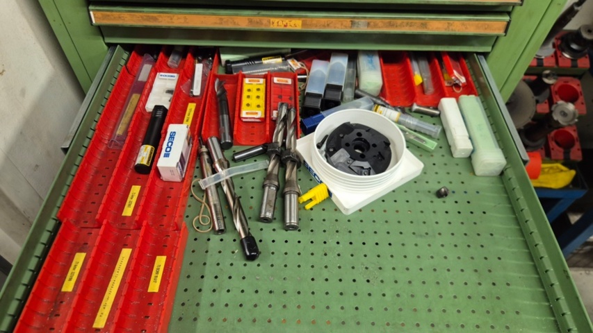1571392-8 (105) metal cabinet with contents