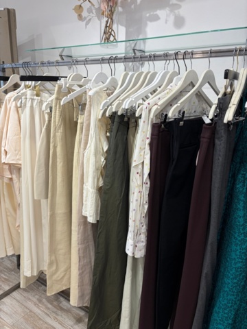 1578156-6 Lot of women's clothing, approximately 170 garments
