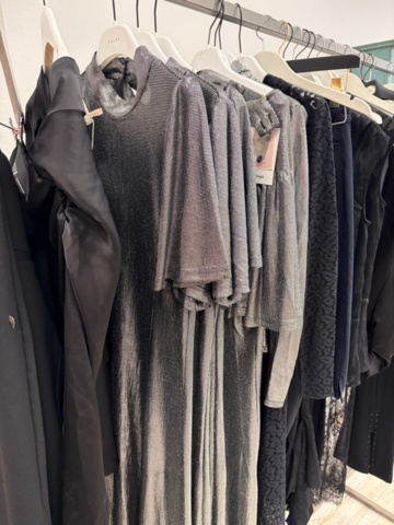 1578156-9 Lot of women's clothing, approximately 170 garments