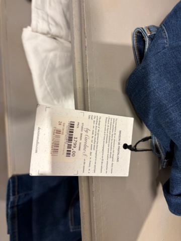 1575854-30 Lot of 50 pairs of pants, 9 pairs of shoes and belts