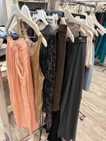 1578156-10 Lot of women's clothing, approximately 170 garments