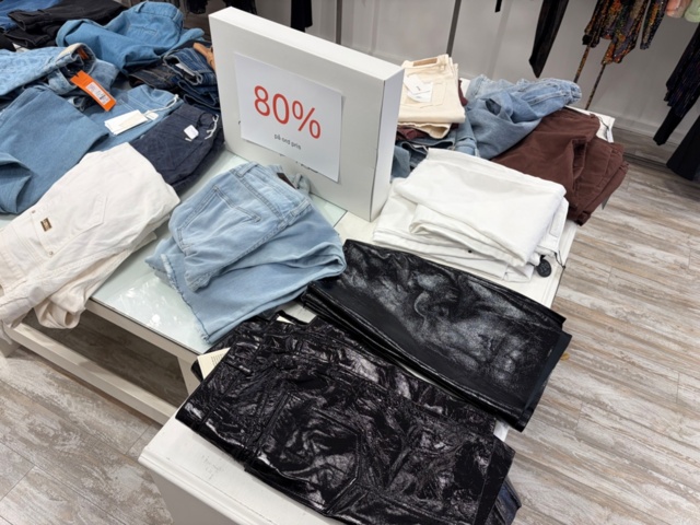 1575854-5 Lot of 50 pairs of pants, 9 pairs of shoes and belts