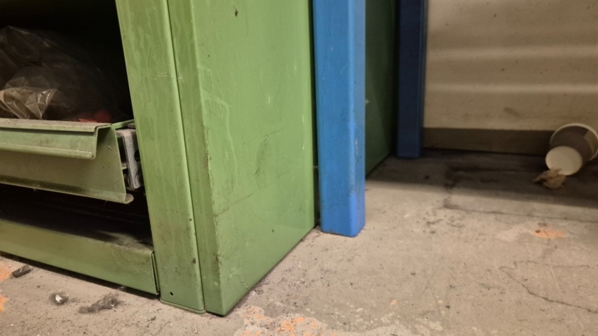 1571392-40 (105) metal cabinet with contents