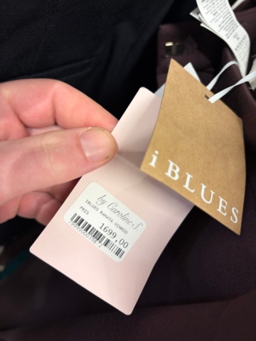 1578156-18 Lot of women's clothing, approximately 170 garments