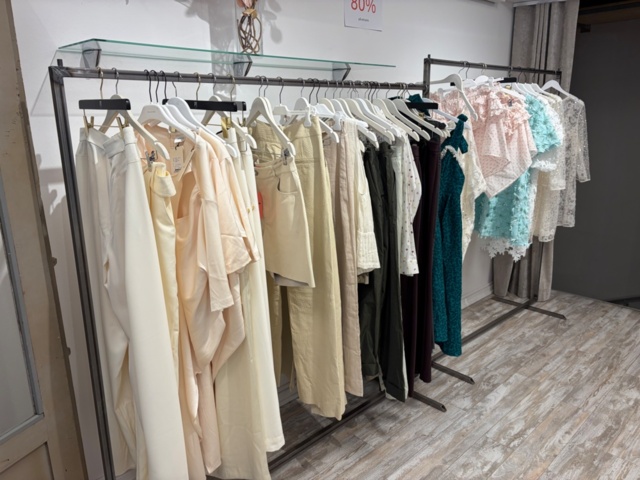 1578156-22 Lot of women's clothing, approximately 170 garments