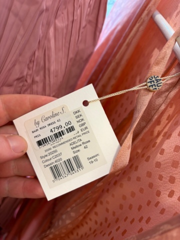 1578156-30 Lot of women's clothing, approximately 170 garments
