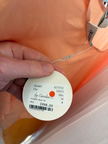1578156-33 Lot of women's clothing, approximately 170 garments