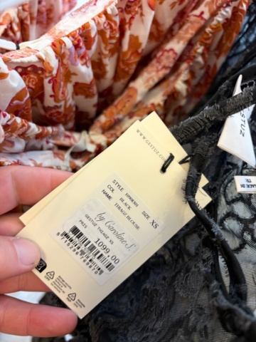 1578156-36 Lot of women's clothing, approximately 170 garments