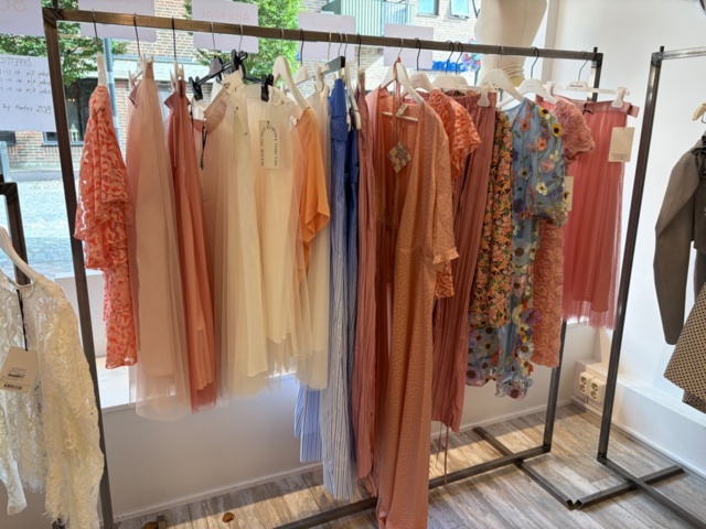 1578156-13 Lot of women's clothing, approximately 170 garments