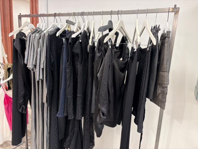 1578156-41 Lot of women's clothing, approximately 170 garments