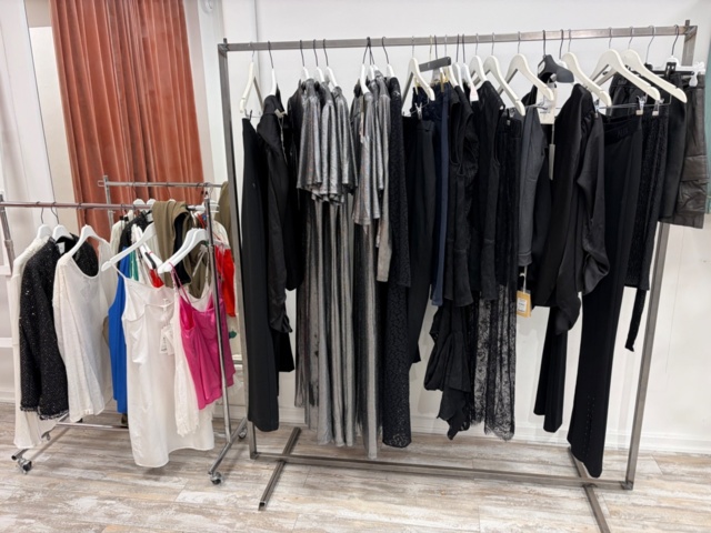 1578156-3 Lot of women's clothing, approximately 170 garments