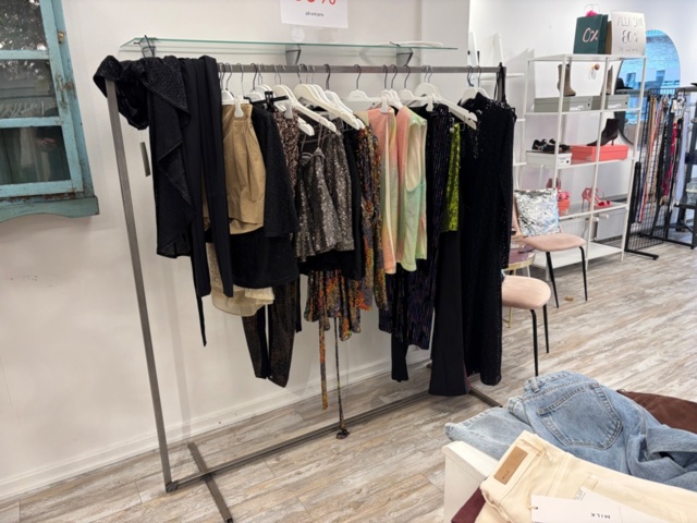1578156-5 Lot of women's clothing, approximately 170 garments