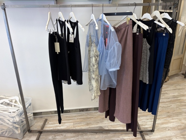 1578156-53 Lot of women's clothing, approximately 170 garments