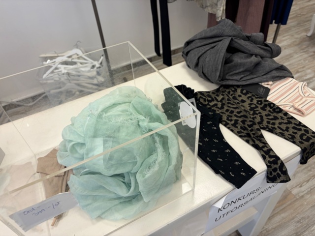 1578156-54 Lot of women's clothing, approximately 170 garments