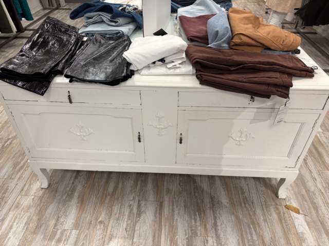 1575847-7 Cash register and mannequins