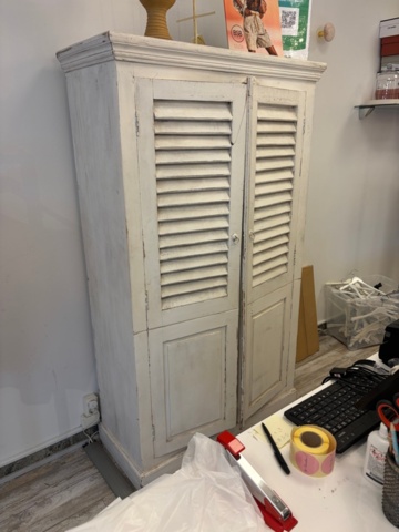1575847-10 Cash register and mannequins